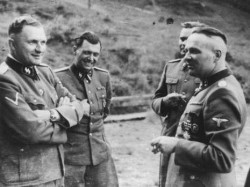 v.l.n.r.: SS-Offiziere Richard Baer, Josef Mengele, Josef Kramer und Rudolf Höß 1944 in Solahütte bei Auschwitz