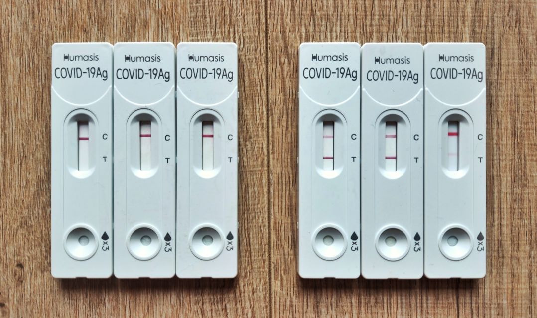 3 negative and 3 positive Covid-19 rapid tests