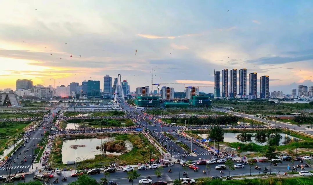 In the weeks before the opening of the Ba Son Bridge over the Sài Gòn River, children and young people gathered daily on the streets of the Thủ Đức riverside to flirt, enjoy street food, and fly kites. Many kites. Many, many kites.