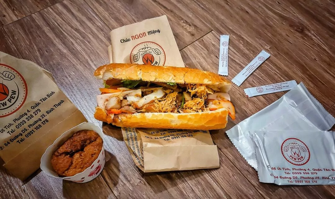 A bánh mì bò sốt nấm (beef bánh mì with mushroom sauce) ordered via GrabFood and delivered by motorbike from Bánh Mì PewPew, a chain of bánh mì restaurants owned by successful Vietnamese Dota 2 and League of Legends streamer PewPew. What a time to be alive - still waiting for Gronkh's burger chain. Price: 40,000 VNĐ (≈1.59 EUR)