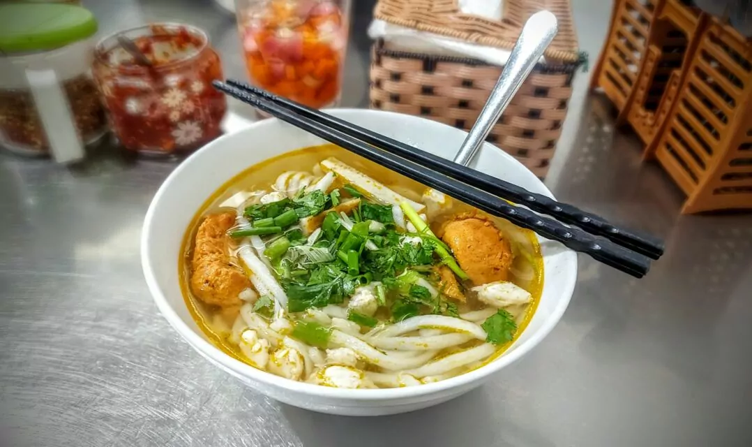 A bowl of delicious bánh canh bột gạo cá lóc, a savory soup typical of Đà Nẵng with thick and chewy rice noodles, fish cake, and also crab cake. It takes some getting used to, but overall it is tasty and intense. Price: 35,000 VNĐ (≈1.39 EUR).